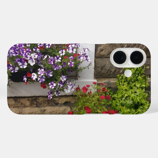 Schottische Hütte mit Petunien und Rose Case-Mate iPhone Hülle (Rückseite (Horizontal))