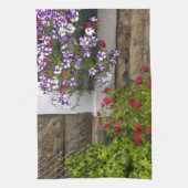 Schottische Hütte mit Petunien und Rose Geschirrtuch (Vertikal)