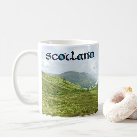 Schottische Kalligraphie mit Highlands Mountain Fo Kaffeetasse (Mit Donut)