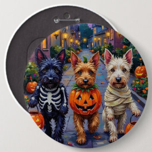 Schottische Terrier-Hunde in Halloween-Kostümen Button