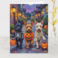 Schottische Terrier-Hunde in Halloween-Kostümen