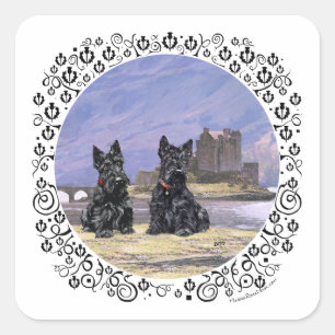 Schottische Terrier im Eilean Donan Castle Quadratischer Aufkleber
