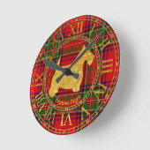 Schottische Terrier in Gold und Kariert Runde Wanduhr (Winkel)