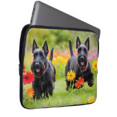 Schottische Terrier in Gras und Blume Laptopschutzhülle (Vorne Rechts)