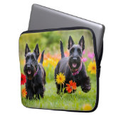 Schottische Terrier in Gras und Blume Laptopschutzhülle (Vorderseite Links)