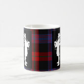 Schottischer Dudelsackspieler auf Clan-BrownTartan Kaffeetasse (Mittel)