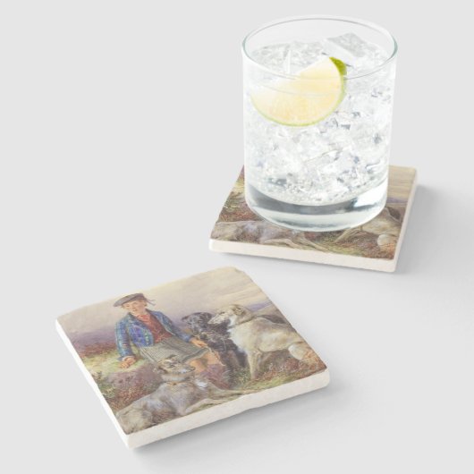 Schottischer Junge mit Wolfhounds in einem Steinuntersetzer (Seitenansicht)