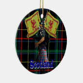 Schottischer Pfeifer auf Tartan Keramikornament (Rechts)
