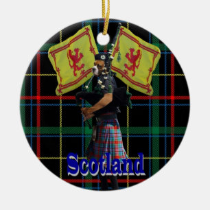 Schottischer Pfeifer auf Tartan Keramikornament