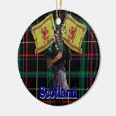 Schottischer Pfeifer auf Tartan Keramikornament (Links)