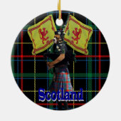 Schottischer Pfeifer auf Tartan Keramikornament (Hinten)