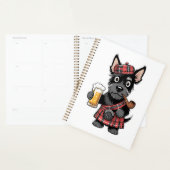Schottischer Terrier im Schottenkaro-Kilt mit Bier Planer (Anzeige)