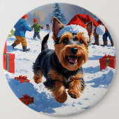 Schottischer Terrier läuft durch Schnee mit Weihna Button (Vorderseite)
