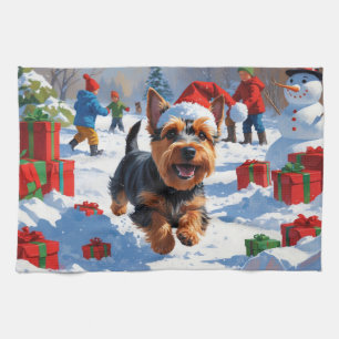Schottischer Terrier läuft durch Schnee mit Weihna Geschirrtuch