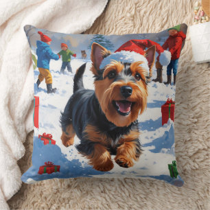 Schottischer Terrier läuft durch Schnee mit Weihna Kissen