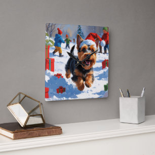 Schottischer Terrier läuft durch Schnee mit Weihna Quadratische Wanduhr