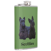 Schottischer Terrier schwarz, sitzend/stehend Flachmann (Rechts)