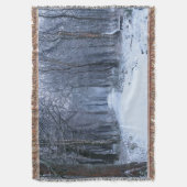 Schottisches Bluebell-Holz im Winter Decke (Vorderseite Vertikal)