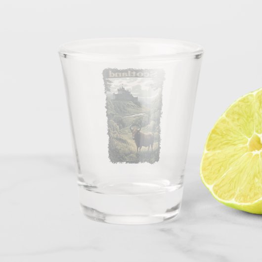 Schottland-Design: Hochland-Kuh, Burg und Landscha Schnapsglas (Rückseite)