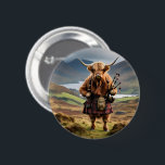 Schottland Highland Cow Bagpiper Button<br><div class="desc">In einem Kilt gekleidet und mit einem Jacket in den schottischen Highlands überzogen,  hält eine Hochlandkuh ein Set von Bagpipe. Wenn Sie möchten,  dass dieses Bild in Schwarz und Weiß gehen,  um sich anzupassen,  suchen Sie die Filter rechts im Designer,  dann klicken Sie auf Schwarz-weiße Filter,  glückliche Gestaltung.</div>