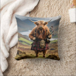 Schottland Highland Cow Bagpiper Kissen<br><div class="desc">In einem Kilt gekleidet und mit einem Jacket in den schottischen Highlands überzogen,  hält eine Hochlandkuh ein Set von Bagpipe. Wenn Sie möchten,  dass dieses Bild in Schwarz und Weiß gehen,  um sich anzupassen,  suchen Sie die Filter rechts im Designer,  dann klicken Sie auf Schwarz-weiße Filter,  glückliche Gestaltung.</div>