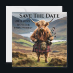 Schottland Highland Cow Bagpiper Save The Date<br><div class="desc">In einem Kilt gekleidet und mit einem Jacket in den schottischen Highlands überzogen,  hält eine Hochlandkuh ein Set von Bagpipe. Wenn Sie möchten,  dass dieses Bild in Schwarz und Weiß gehen,  um sich anzupassen,  suchen Sie die Filter rechts im Designer,  dann klicken Sie auf Schwarz-weiße Filter,  glückliche Gestaltung.</div>