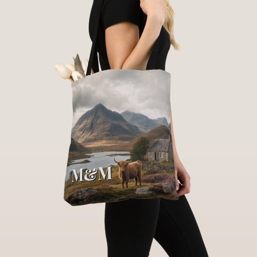 Schottland Highlands Ästhetik, Monogramm Modern Tasche (Von Nahem)