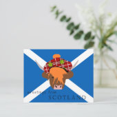 Schottland-Kuh mit Tartan-Kappe und Flagge Postkarte (Stehend Vorderseite)