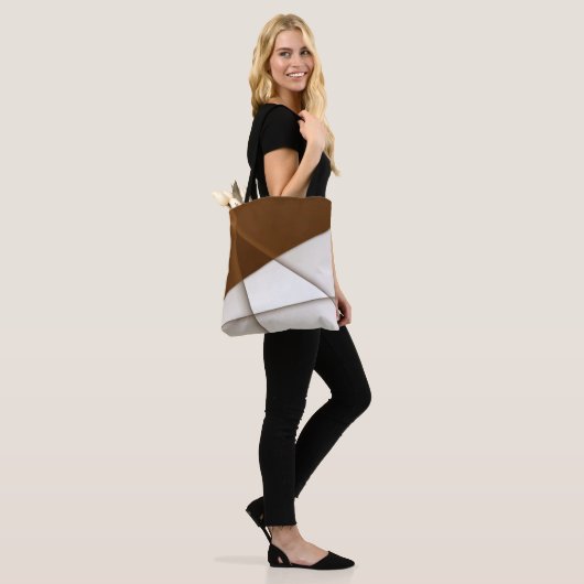 Schrägdreieck mit Schatten, moderner klassischer S Tasche (Am Model)