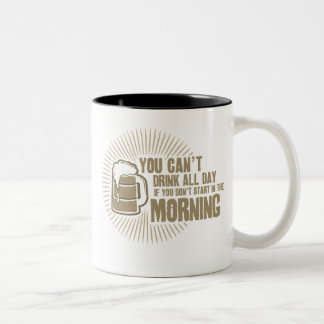 schräges Getränk den ganzen Tag, wenn Sie nicht im Zweifarbige Tasse