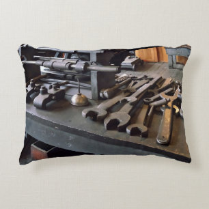 Schraubenschlüssel und Ölkanne in der Maschinenwer Dekokissen