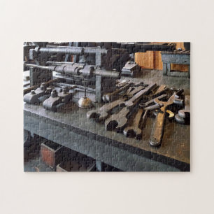 Schraubenschlüssel und Ölkanne in der Maschinenwer Puzzle