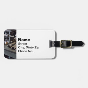 Schraubenschlüssel und Ölkanne in einer Maschinenw Gepäckanhänger