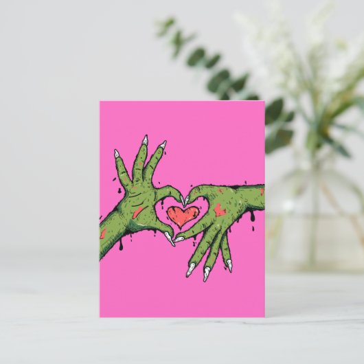 Schreckliche Zombie-Hände, die Herzen machen Postkarte (Stehend Vorderseite)