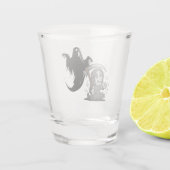 Schrecklicher grimmiger Sensenmann und Geist. Schnapsglas (Rückseite)