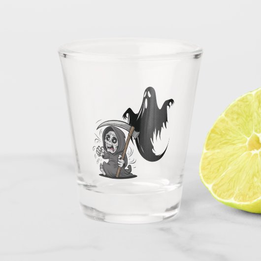 Schrecklicher grimmiger Sensenmann und Geist. Schnapsglas (Vorderseite)
