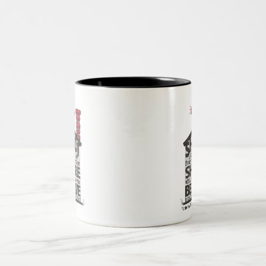 Schrei aus den Rooftops Zweifarbige Tasse (Mittel)