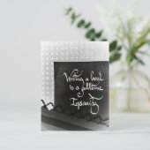 Schreiben eines Büchermanifests schwarz-weiß Postkarte (Stehend Vorderseite)