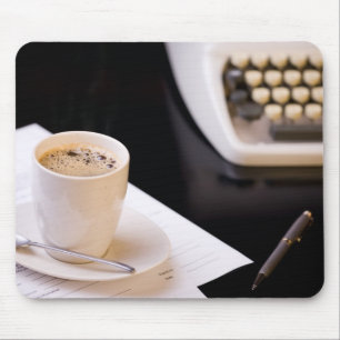 Schreibmaschine und eine Tasse Kaffee Mousepad