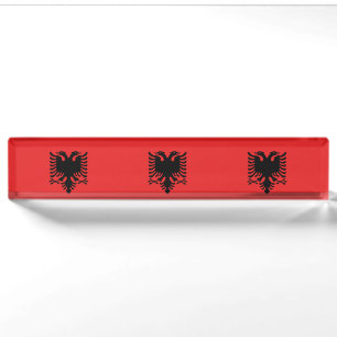Schreibtisch mit Flagge Albaniens Namensplakette