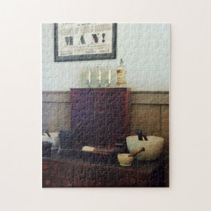 Schreibtisch mit Mortar und Pestes Puzzle