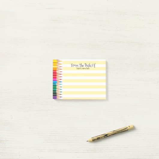 Schreibtischträger mit farbigen Bleistiften Post-it Klebezettel (Auf Schreibtisch)