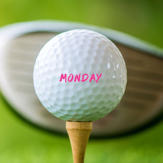 Schreibweise "Montag" in Rosa Golfball