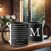Schrift 1 John 5:13 KJV Monogram Black Tasse
