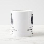 Schrift 1 Korinther 13:4 Liebe ist Jumbo-Tasse (Vorderseite)