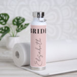 Schrift für elegante Typografie personalisiert Trinkflasche<br><div class="desc">Das elegante,  hellrosa und schwarze Brautparty-Team bricht eine Wasserflasche,  die mit individuelle Name personalisiert ist und in einer schicken Kalligraphie-Schrift im Stil der Signatur gehalten wird.      Bitte beachten Sie,  dass die Farbe an Ihre Hochzeitsfarbenpalette angepasst werden kann.</div>