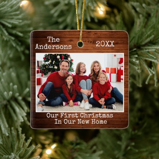 Schrift Text Wood First Christmas Neue Zuhause Keramikornament (Baum)