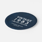 Schriftart im benutzerdefinierten Jahr Geburtstags Pappteller (Schrägansicht)