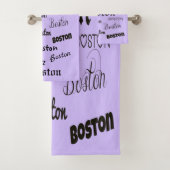 Schriftart in Boston auf Lavender Badhandtuch Set (Insitu)