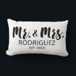 Schriftart und Frau Modern Brush Lendenkissen<br><div class="desc">Feiern Sie die Liebe und Einheit eines besonderen Ehepaares mit unserem Mr. und Mrs. Modern Brush Schriftart Wedding Anniversary Couple Pillow. Dieses elegante und stilvolle Paar Sweatshirt ist das perfekte Geschenk für Braut und Bräutigam, das die Verbindung zwischen Braut und Bräutigam würdigt. Sie sind mit "Mr." und "Mrs." in einem...</div>